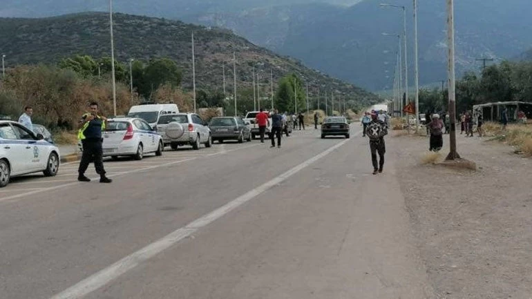 Κάνουν ότι θέλουν οι Ρομά: Έκλεισαν τον δρόμο διότι τους έκοψαν κλήση οι αστυνομικοί!